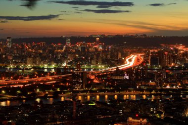  Günbatımında şehir manzaralı modern Taipei şehri Tayvan 'ın başkentine bakıyor..