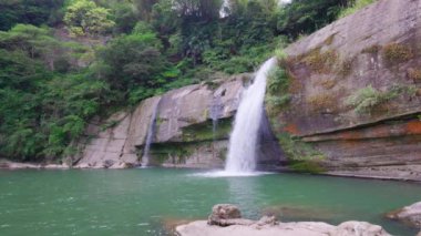 Lingjiao Şelalesi. Pingxi Bölgesi, New Taipei, Tayvan 'da bir şelale.