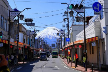 Yamanashi, Japonya- 3 Nisan 2023: Fujiyoshida, Japonya 'daki Shimoyoshida İstasyonu yakınlarındaki Fuji.