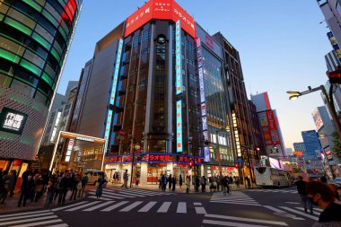  Tokyo, Japonya 'da neon ışıklı gece manzarası