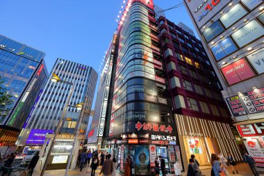  Tokyo, Japonya 'da neon ışıklı gece manzarası