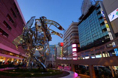  Tokyo, Japonya 'da neon ışıklı gece manzarası