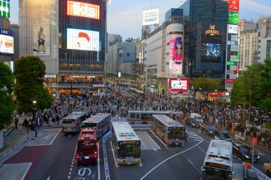  Tokyo, Japonya 'da neon ışıklı gece manzarası