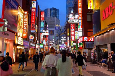  Tokyo, Japonya 'da neon ışıklı gece manzarası