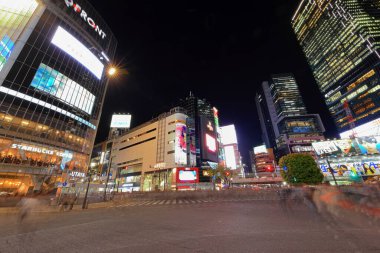 Tokyo, Japonya- 2 Nisan 2023: Tokyo-Japonya kavşağından birçok insanla Shibuya Scramble Geçidi
