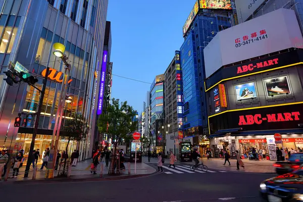 日本东京市中心有霓虹灯的夜景 — 图库照片