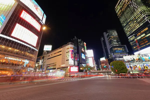 Tokyo, Japonya- 2 Nisan 2023: Tokyo-Japonya kavşağından birçok insanla Shibuya Scramble Geçidi