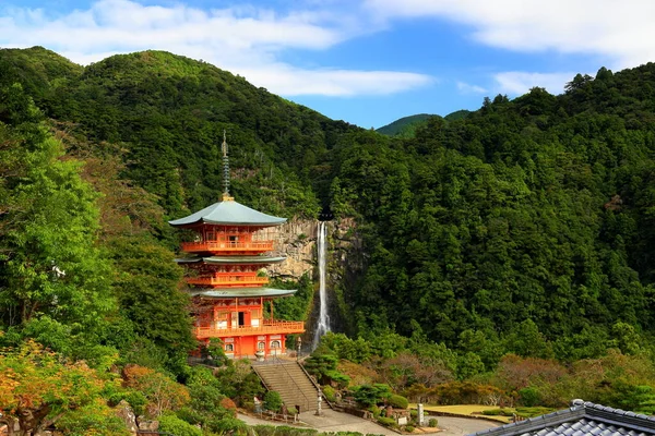 Nachisan, Nachikatsuura, Wakayama, Japonya 'daki Nachi Şelaleleri' nin arka planına karşı Seianto-ji Tapınağı Pagoda