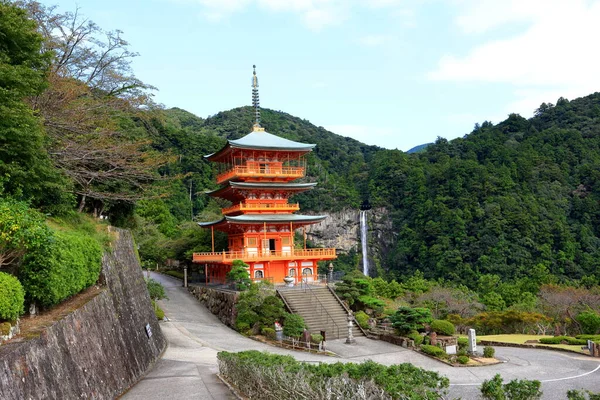 Nachisan, Nachikatsuura, Wakayama, Japonya 'daki Nachi Şelaleleri' nin arka planına karşı Seianto-ji Tapınağı Pagoda