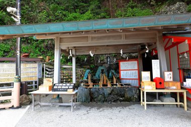 Futamiokitama Tapınağı, Japonya 'nın Futami şehrinde Kutsal Meoto Iwa (Nikâhlı Kayalar) yakınlarında.