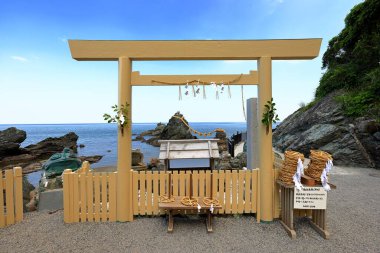 Futamiokitama Tapınağı, Japonya 'nın Futami şehrinde Kutsal Meoto Iwa (Nikâhlı Kayalar) yakınlarında.