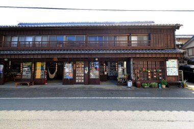  Futami, Mie Bölgesi, Japonya 'da Futamiokitama Tapınağı ve Kutsal Meoto Iwa (Evlilik Kayaları) yakınlarındaki geleneksel bina