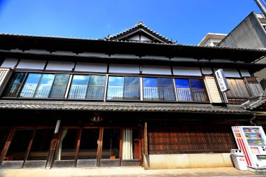  Futami, Mie Bölgesi, Japonya 'da Futamiokitama Tapınağı ve Kutsal Meoto Iwa (Evlilik Kayaları) yakınlarındaki geleneksel bina