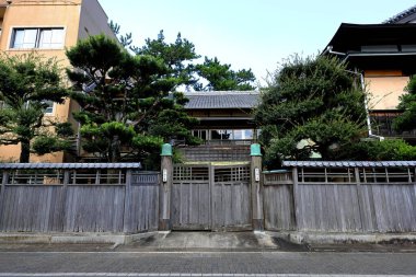  Futami, Mie Bölgesi, Japonya 'da Futamiokitama Tapınağı ve Kutsal Meoto Iwa (Evlilik Kayaları) yakınlarındaki geleneksel bina