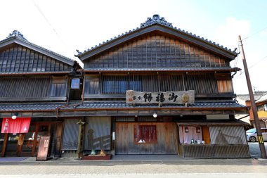  Futami, Mie Bölgesi, Japonya 'da Futamiokitama Tapınağı ve Kutsal Meoto Iwa (Evlilik Kayaları) yakınlarındaki geleneksel bina