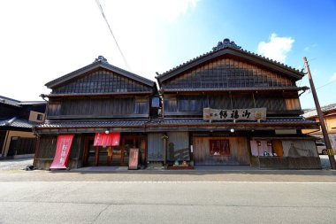  Futami, Mie Bölgesi, Japonya 'da Futamiokitama Tapınağı ve Kutsal Meoto Iwa (Evlilik Kayaları) yakınlarındaki geleneksel bina