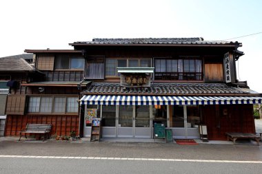  Futami, Mie Bölgesi, Japonya 'da Futamiokitama Tapınağı ve Kutsal Meoto Iwa (Evlilik Kayaları) yakınlarındaki geleneksel bina