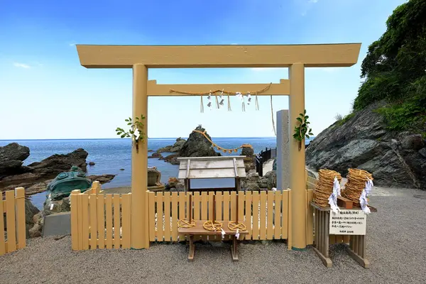 三重県富士見市の神戸岩 結婚した岩 付近にある未来の神社 ストック写真