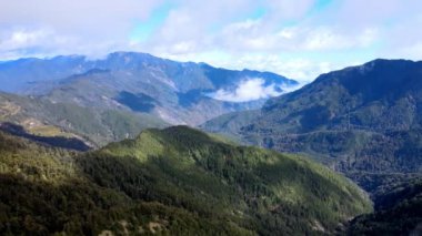 Nantou Tayvan 'daki Hehuanshan Ulusal Orman Dinlenme Bölgesi' nin güzel dağ manzarası,