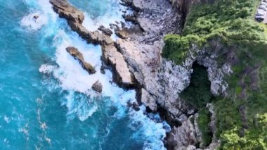 Tayvan 'ın kuzeydoğu kıyısındaki Longdong Körfezi (Yeni Taipei Şehri ve Yilan) Ulusal Sahne Bölgesi.