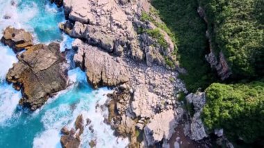 Tayvan 'ın kuzeydoğu kıyısındaki Longdong Körfezi (Yeni Taipei Şehri ve Yilan) Ulusal Sahne Bölgesi.