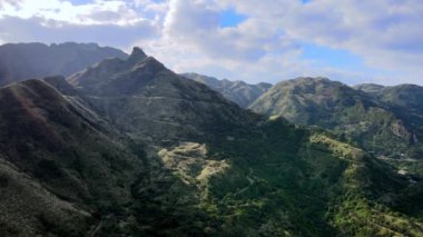 Taipei Tayvan 'da popüler bir turizm merkezi olan Jinguashi ve Jiufen bölgesinin dağ manzarası