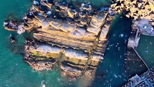 基隆市で最も有名な奇岩の一つであるWaimushanでの自然岩の形成 — ストック動画