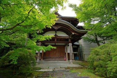 Eikan-do Tapınağı, Japonya 'nın Kyoto şehrinde antik sanat ve Zen bahçesi olan büyük bir Budist tapınağı.