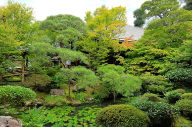 Eikan-do Tapınağı 'ndaki bahçe, Japonya' nın Kyoto şehrinde antik sanat ve Zen bahçesi olan büyük bir Budist tapınağı.