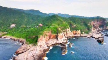 Tayvan 'ın kuzeydoğu kıyısındaki Longdong Körfezi (Yeni Taipei Şehri ve Yilan) Ulusal Sahne Bölgesi.