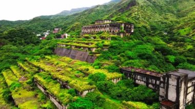 13 Seviye, eski bakır rafinerisi kalıntıları Taipei Tayvan 'daki Potala Dağ Madenleri Sarayı olarak da bilinir.