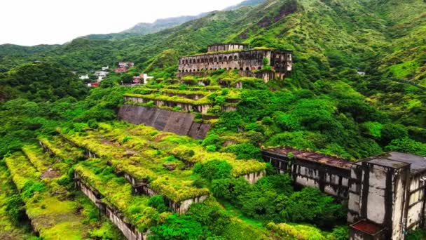 13階建ての古い銅精錬所跡は 台北市の山鉱山のポタラ宮とも呼ばれています — ストック動画