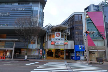 Omicho Market Kamiomicho, Kanazawa, Ishikawa, Japonya 'da taze ürün ve deniz ürünleri satıyor.