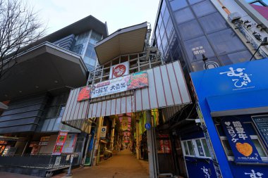 Omicho Market Kamiomicho, Kanazawa, Ishikawa, Japonya 'da taze ürün ve deniz ürünleri satıyor.