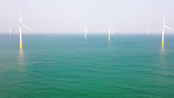 台湾Zhunan镇Miaoli县附近的沿海和近海风车农场 — 图库视频影像