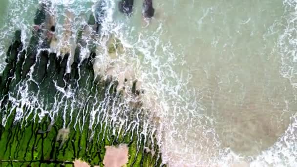 Зеленый Риф Лаомэй Вулканические Скалы Водорослями Районе Шимэнь Город Новый — стоковое видео