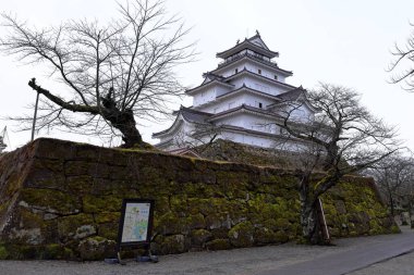 Tsuruga Şatosu (Wakamatsu Kalesi) Otemachi, Aizuwakamatsu, Fukushima, Japonya 'daki 14. yüzyıl şatosunun somut bir kopyası. 