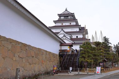 Tsuruga Şatosu (Wakamatsu Kalesi) Otemachi, Aizuwakamatsu, Fukushima, Japonya 'daki 14. yüzyıl şatosunun somut bir kopyası. 