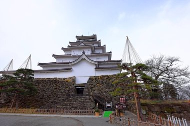 Tsuruga Şatosu (Wakamatsu Kalesi) Otemachi, Aizuwakamatsu, Fukushima, Japonya 'daki 14. yüzyıl şatosunun somut bir kopyası. 