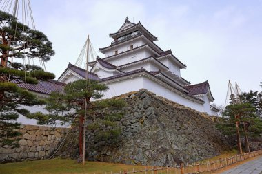Tsuruga Şatosu (Wakamatsu Kalesi) Otemachi, Aizuwakamatsu, Fukushima, Japonya 'daki 14. yüzyıl şatosunun somut bir kopyası. 