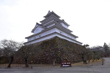 Tsuruga Şatosu (Wakamatsu Kalesi) Otemachi, Aizuwakamatsu, Fukushima, Japonya 'daki 14. yüzyıl şatosunun somut bir kopyası. 