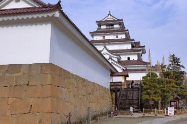 Tsuruga Şatosu (Wakamatsu Kalesi) Otemachi, Aizuwakamatsu, Fukushima, Japonya 'daki 14. yüzyıl şatosunun somut bir kopyası. 