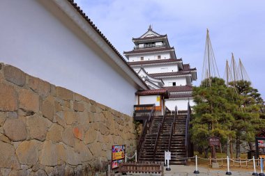 Tsuruga Şatosu (Wakamatsu Kalesi) Otemachi, Aizuwakamatsu, Fukushima, Japonya 'daki 14. yüzyıl şatosunun somut bir kopyası. 