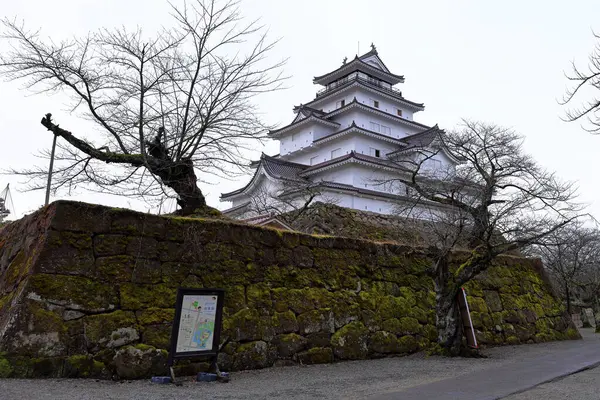 Tsuruga Şatosu (Wakamatsu Kalesi) Otemachi, Aizuwakamatsu, Fukushima, Japonya 'daki 14. yüzyıl şatosunun somut bir kopyası. 