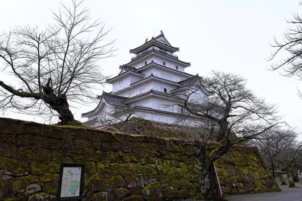 Tsuruga Şatosu (Wakamatsu Kalesi) Otemachi, Aizuwakamatsu, Fukushima, Japonya 'daki 14. yüzyıl şatosunun somut bir kopyası. 
