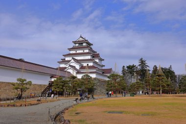 Tsuruga Şatosu (Wakamatsu Kalesi) Otemachi, Aizuwakamatsu, Fukushima, Japonya 'daki 14. yüzyıl şatosunun somut bir kopyası. 
