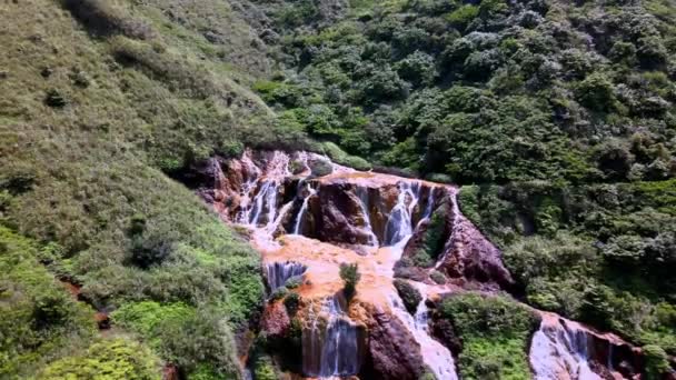 Golden Waterfall Strømmer Rustfargede Bergarter Jord Grunn Mineraler Fra Tidligere – stockvideo