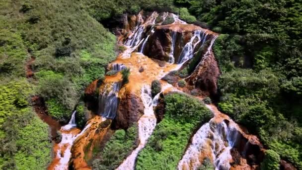 Golden Waterfall Strømmer Rustfargede Bergarter Jord Grunn Mineraler Fra Tidligere – stockvideo