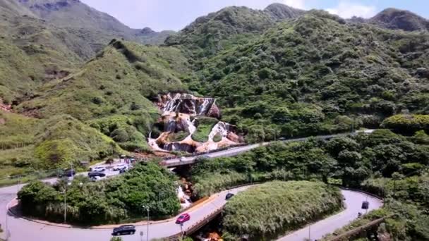 台北市の旧鉱山地帯の鉱物により 錆色の岩や土を流れる黄金の滝 — ストック動画