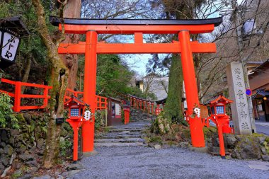 Kifune Tapınağı, Kuramakibunecho, Sakyo Ward, Kyoto, Japonya 'da fener kaplı bir tapınak.